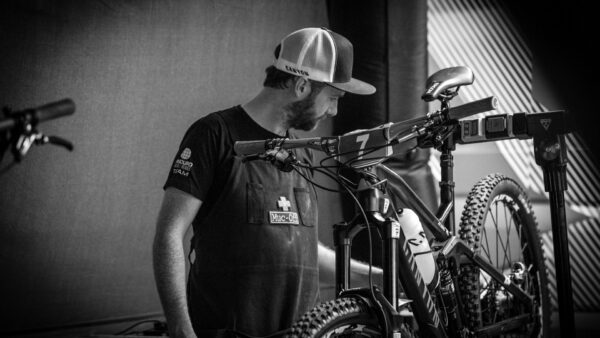 DELANTAL MUC-OFF APRON PARA TALLER NEGRO - Imagen 3